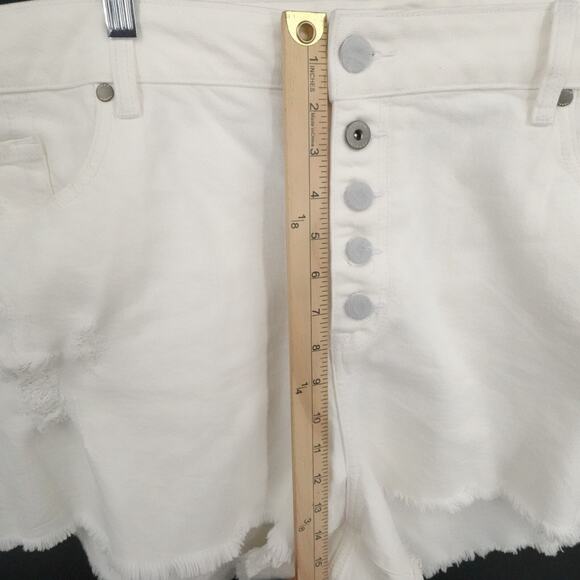 Torrid Shorts Women 26 White Denim Button Fly Raw Hem Distressed Cut Off Summer - Picture 11 of 14
